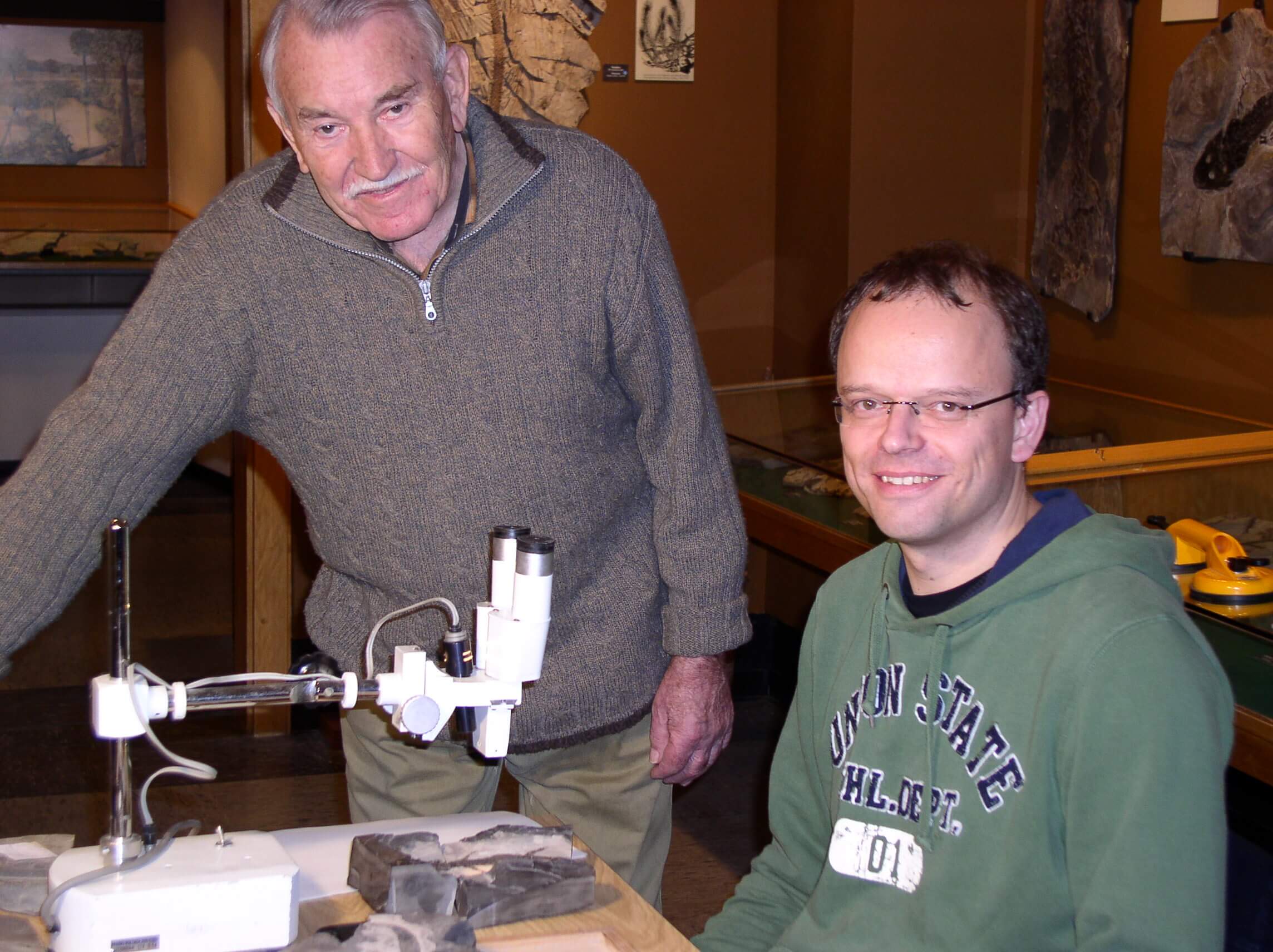 Dr. Florian Witzmann (Paläontologe im Naturkundemuseum Berlin) und Arnulf Stapf beim Sichten von permischen Ur-Lurchen (Nierstein, Dezember 2012).